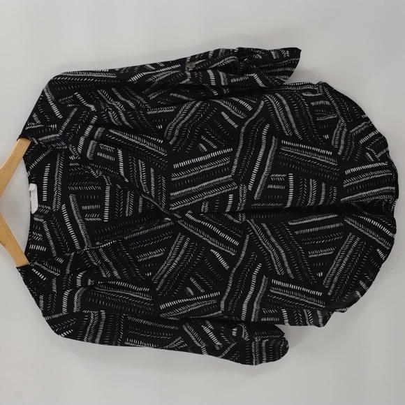 LUSH black and white.print blouse size XS v-neckline 3/4 sleeve flowy top - Picture 1 of 6